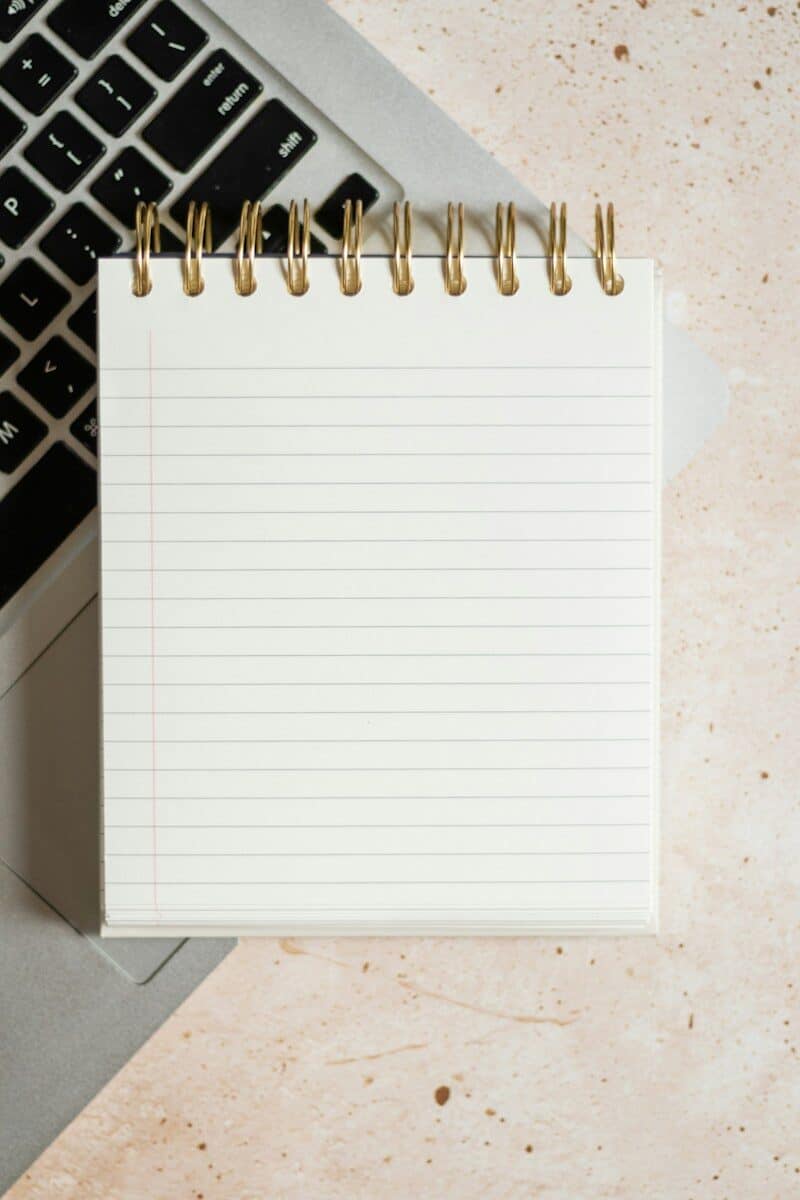 Libreta sobre un portátil en el escritorio de una redacción