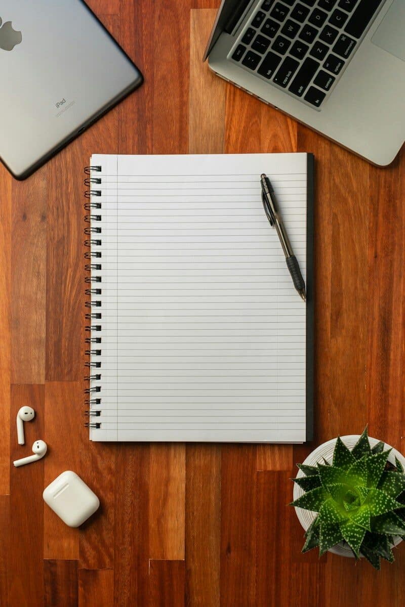 Bolígrafo negro sobre una libreta blanca